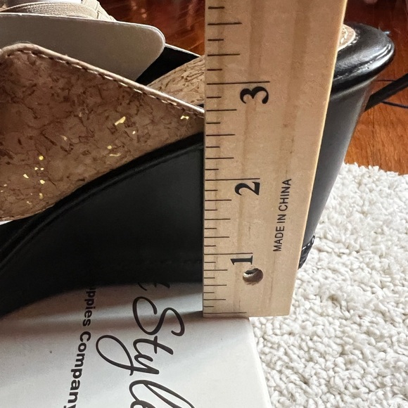 Soft Styles  Tan Wedge Cork Shoes with Intricate Woven Design size 7.5 NIB - Picture 4 of 14